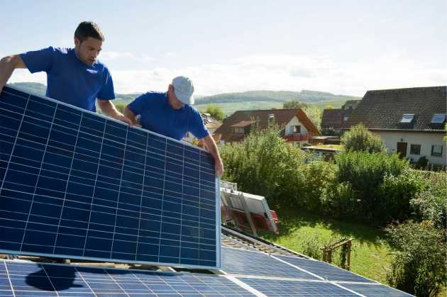 Mit einer Photovoltaikanlage können sowohl Betriebe als auch private Hausbesitzer ihre Stromkosten senken und einen Beitrag zur umweltfreundlichen Energieerzeugung leisten.  Foto: djd/E.ON Energie Deutschland