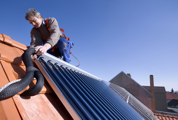 Eine solarthermische Anlage lässt sich mit allen Wärmeträgern wie etwa einer Öl- oder Gasbrennwertheizung verbinden - bei jährlichen Energiekosten-Einsparungen von bis zu 40 Prozent.  Foto: djd/sonnigeheizung.de