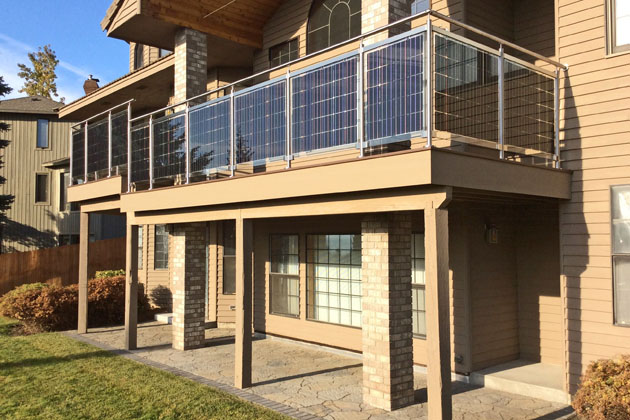   Die Solarzellen der Balkonbrüstung produzieren grüne Energie zu jeder Jahreszeit - selbst im Winter oder bei bedecktem Himmel.  Foto: djd/www.solarcarporte.de