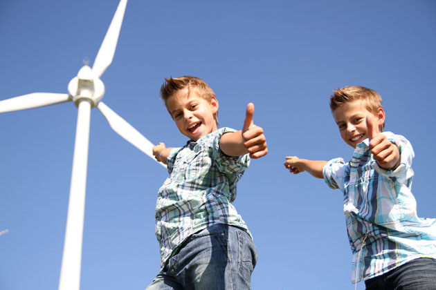 Vorfahrt für erneuerbare Energien: Viele Sparer wünschen sich, dass ihr Kapital einen Beitrag zur Finanzierung der Energiewende und für eine ökologische Infrastruktur leistet.  Foto: djd/Allianz Deutschland AG/Adobe Stock