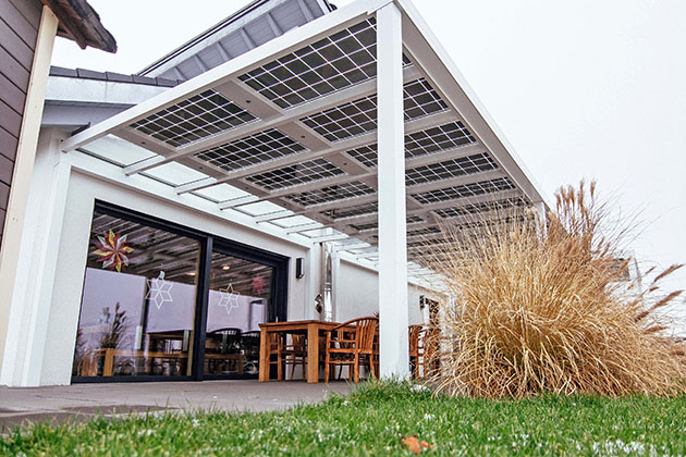  Ein Solardach über der Terrasse schützt vor Wind und Wetter und liefert dazu noch Ökostrom frei Haus.  Ein Solardach über der Terrasse schützt vor Wind und Wetter und liefert dazu noch Ökostrom frei Haus. Foto: djd/www.solarcarporte.de
